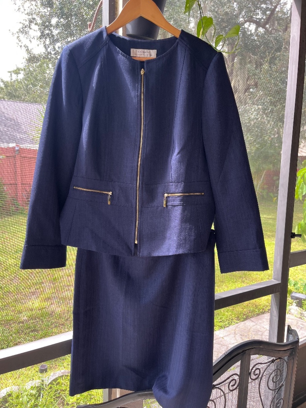 TAHARI navy blue 2 pc set zip front jacket with straight skirt sz 14